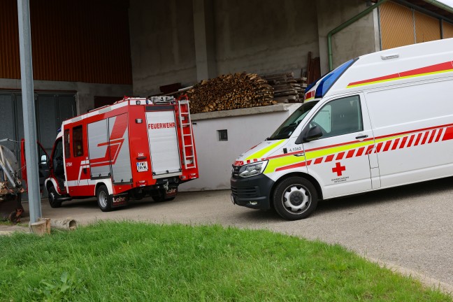 Personenrettung nach Arbeitsunfall beim Abladen von Strommasten in Aichkirchen