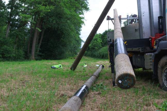 Personenrettung nach Arbeitsunfall beim Abladen von Strommasten in Aichkirchen