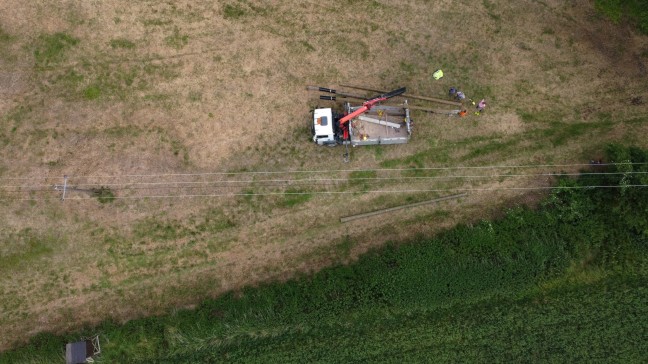 Personenrettung nach Arbeitsunfall beim Abladen von Strommasten in Aichkirchen