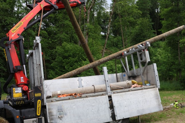 Personenrettung nach Arbeitsunfall beim Abladen von Strommasten in Aichkirchen