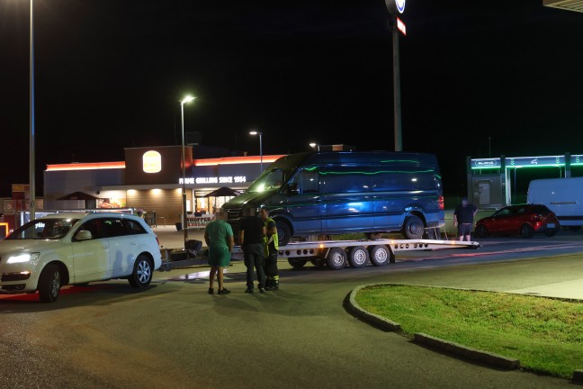 Eberstalzell: Feuerwehr nach Betriebsmittelaustritt aus Kleintransporter im Einsatz