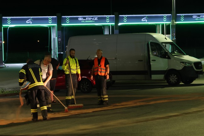 Eberstalzell: Feuerwehr nach Betriebsmittelaustritt aus Kleintransporter im Einsatz