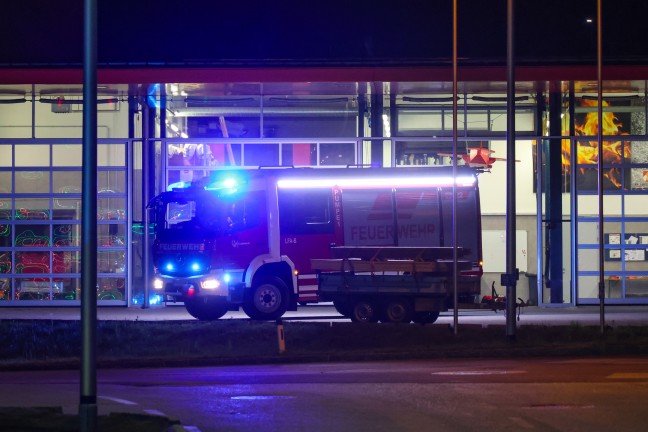Eberstalzell: Feuerwehr nach Betriebsmittelaustritt aus Kleintransporter im Einsatz