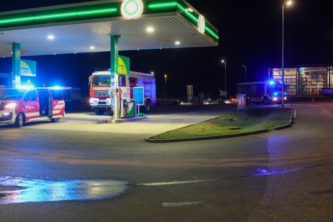 Eberstalzell: Feuerwehr nach Betriebsmittelaustritt aus Kleintransporter im Einsatz