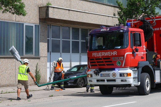 Lichtmast drohte umzustrzen: Feuerwehr bei Sicherungsarbeiten in Wels-Vogelweide im Einsatz