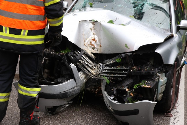 Auto bei St. Agatha von Nibelungenstrae abgekommen und im angrenzenden Bachbett gelandet