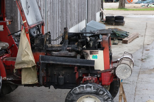 Drei Feuerwehren bei Brand eines Traktors auf einem Bauernhof in Weibern im Einsatz