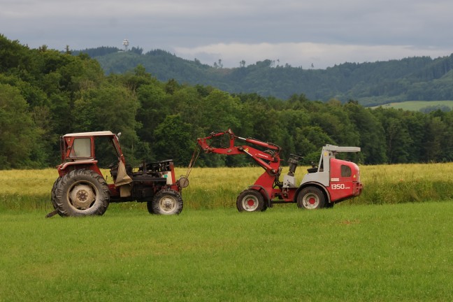 Drei Feuerwehren bei Brand eines Traktors auf einem Bauernhof in Weibern im Einsatz