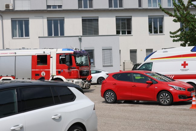 Brandverdacht: Feuerwehr im Gebude eines Rettungsdienstes in Wels-Neustadt im Einsatz