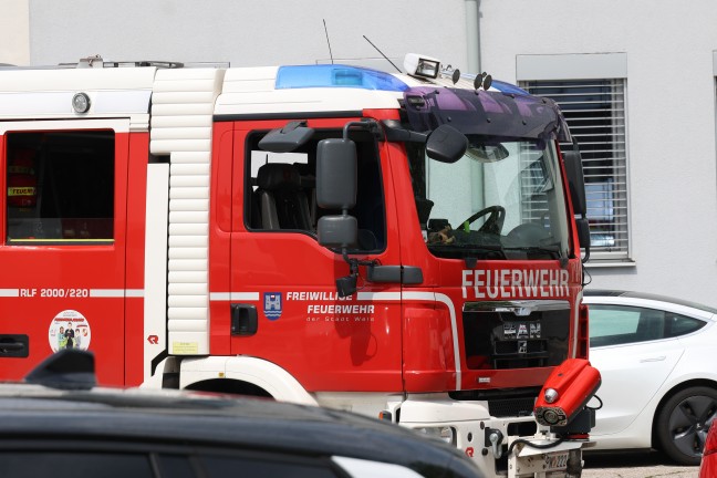 Brandverdacht: Feuerwehr im Gebude eines Rettungsdienstes in Wels-Neustadt im Einsatz