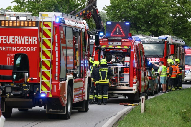 Verkehrsunfall: Auto in Ansfelden von Strae abgekommen und berschlagen