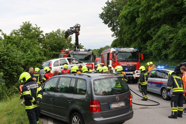 Verkehrsunfall: Auto in Ansfelden von Strae abgekommen und berschlagen