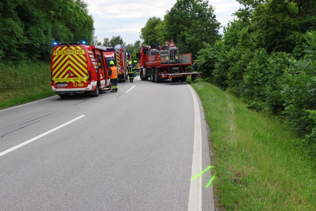 Verkehrsunfall: Auto in Ansfelden von Strae abgekommen und berschlagen