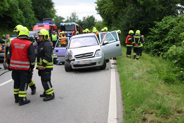 Verkehrsunfall: Auto in Ansfelden von Strae abgekommen und berschlagen