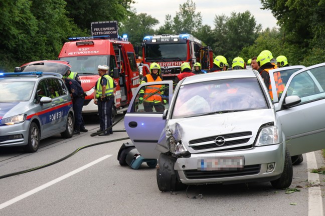 Verkehrsunfall: Auto in Ansfelden von Strae abgekommen und berschlagen