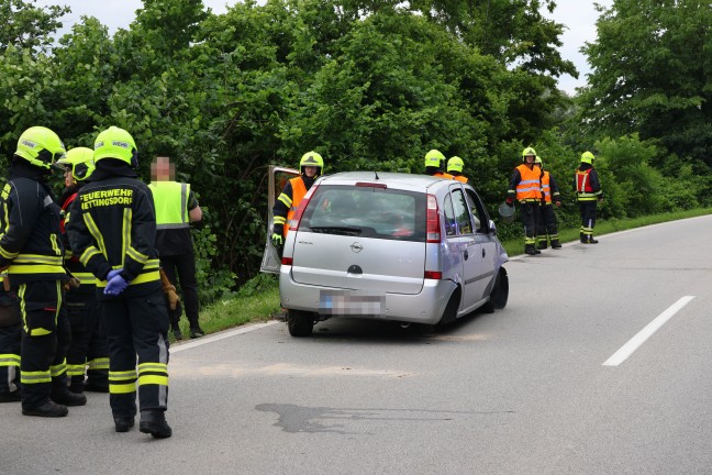 Verkehrsunfall: Auto in Ansfelden von Strae abgekommen und berschlagen