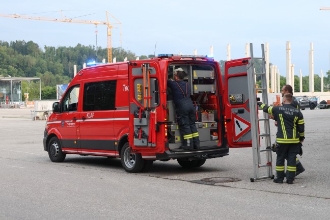 Wels-Lichtenegg: Taucher der Feuerwehr zur Bergung von Kennzeichen aus dem Welser M�hlbach alarmiert