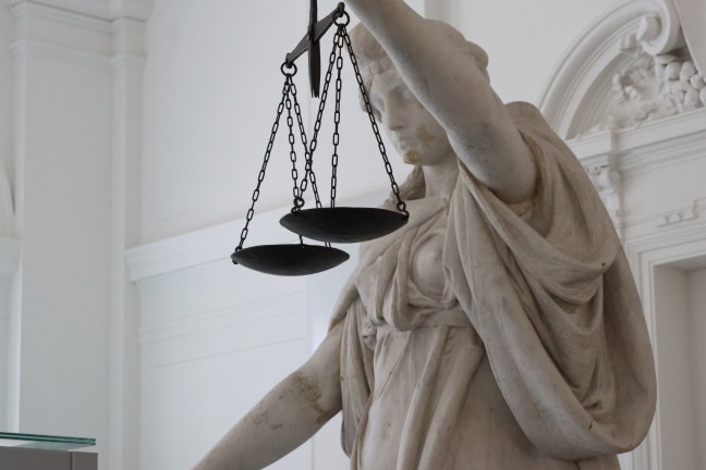 Mordversuch mit Mistgabel: Prozess am Landesgericht Wels nach Streit in Betreuungseinrichtung