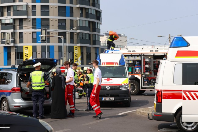 Schwerer Kreuzungscrash auf der Kremstalstrae in Leonding fordert zwei Verletzte