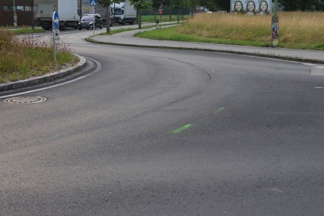 Unfall zwischen Motorrad und PKW in einem Kreisverkehr in Wels-Lichtenegg