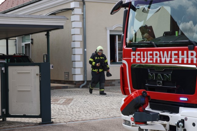 Einsatzkr�fte der Feuerwehr bei Brandnachschau in einem Wohnhaus in Wels-Schafwiesen im Einsatz