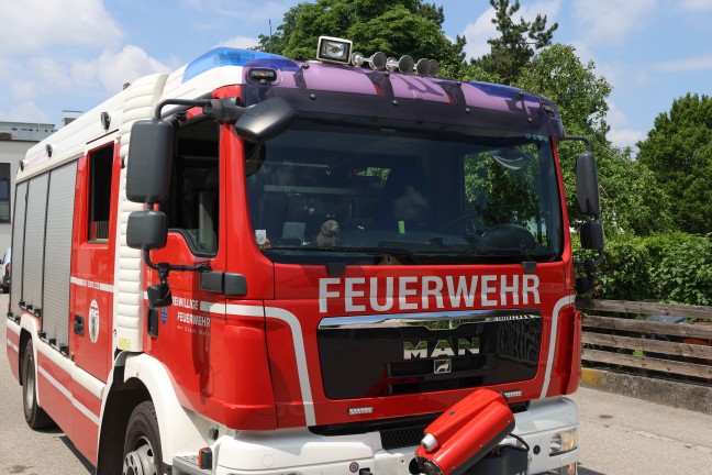 Einsatzkr�fte der Feuerwehr bei Brandnachschau in einem Wohnhaus in Wels-Schafwiesen im Einsatz