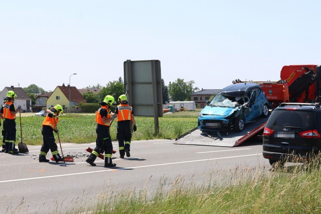 Schwerer Auffahrunfall zwischen PKW und Pritschenwagen auf Wiener Stra�e bei Marchtrenk