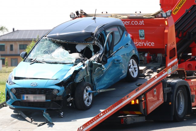 Schwerer Auffahrunfall zwischen PKW und Pritschenwagen auf Wiener Stra�e bei Marchtrenk