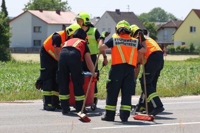 Schwerer Auffahrunfall zwischen PKW und Pritschenwagen auf Wiener Stra�e bei Marchtrenk