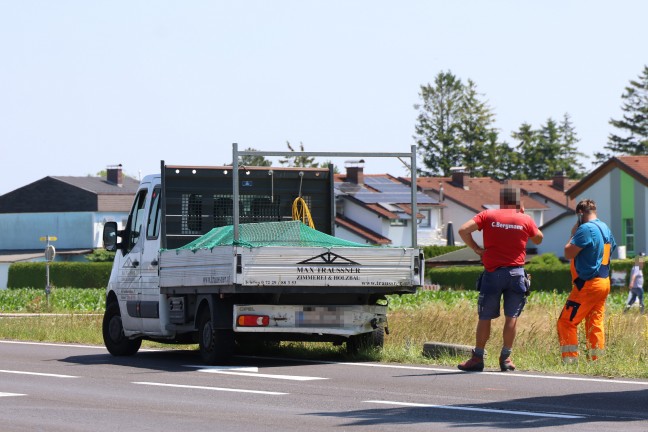 Schwerer Auffahrunfall zwischen PKW und Pritschenwagen auf Wiener Stra�e bei Marchtrenk
