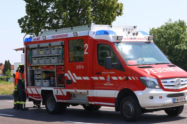 Schwerer Auffahrunfall zwischen PKW und Pritschenwagen auf Wiener Stra�e bei Marchtrenk