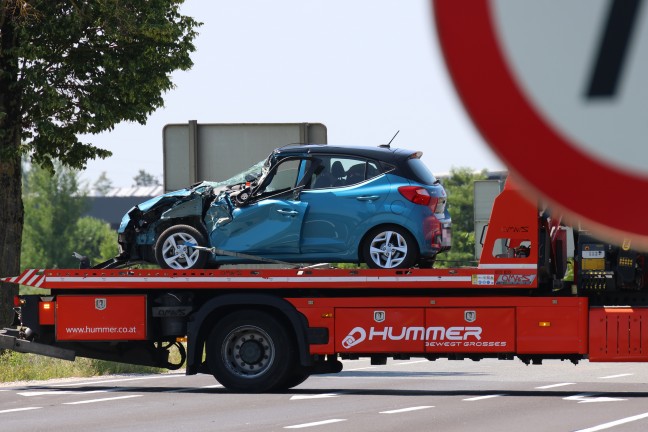 Schwerer Auffahrunfall zwischen PKW und Pritschenwagen auf Wiener Stra�e bei Marchtrenk