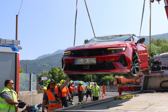 Auto berschlagen: Schwerer Verkehrsunfall auf Pyhrnautobahn bei Inzersdorf im Kremstal