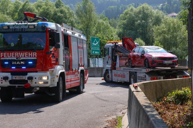 Auto berschlagen: Schwerer Verkehrsunfall auf Pyhrnautobahn bei Inzersdorf im Kremstal