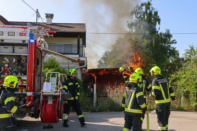 Brand bei Garage: �bergreifen der Flammen auf Wohnhaus in Marchtrenk in letzter Minute verhindert
