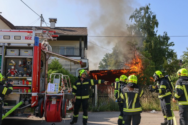 Brand bei Garage: �bergreifen der Flammen auf Wohnhaus in Marchtrenk in letzter Minute verhindert