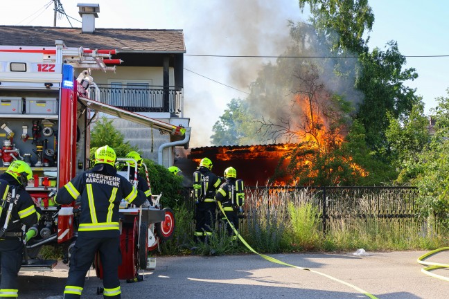 Brand bei Garage: �bergreifen der Flammen auf Wohnhaus in Marchtrenk in letzter Minute verhindert