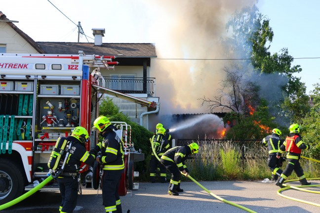 Brand bei Garage: �bergreifen der Flammen auf Wohnhaus in Marchtrenk in letzter Minute verhindert