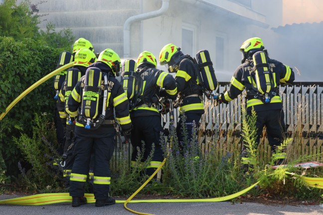 Brand bei Garage: �bergreifen der Flammen auf Wohnhaus in Marchtrenk in letzter Minute verhindert