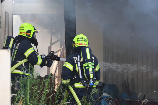 Brand bei Garage: �bergreifen der Flammen auf Wohnhaus in Marchtrenk in letzter Minute verhindert