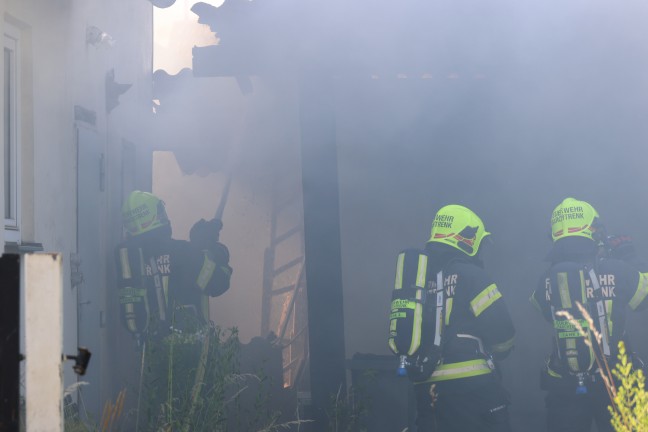 Brand bei Garage: �bergreifen der Flammen auf Wohnhaus in Marchtrenk in letzter Minute verhindert