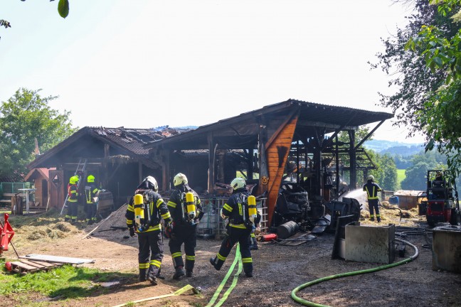 Groeinsatz bei Brand eines Nebengebudes auf einem Bauernhof in Puchkirchen am Trattberg