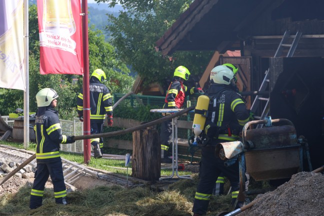 Groeinsatz bei Brand eines Nebengebudes auf einem Bauernhof in Puchkirchen am Trattberg