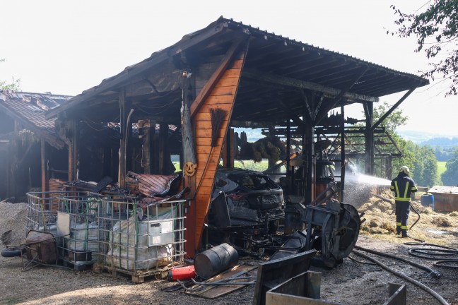 Groeinsatz bei Brand eines Nebengebudes auf einem Bauernhof in Puchkirchen am Trattberg