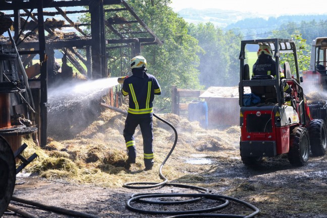 Groeinsatz bei Brand eines Nebengebudes auf einem Bauernhof in Puchkirchen am Trattberg