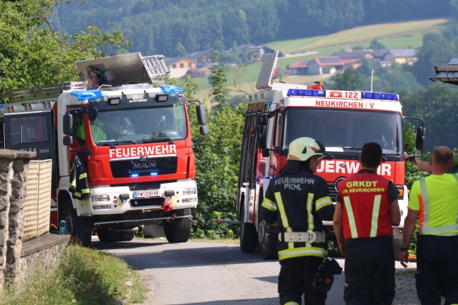 Groeinsatz bei Brand eines Nebengebudes auf einem Bauernhof in Puchkirchen am Trattberg