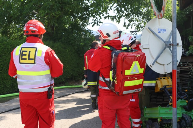 Groeinsatz bei Brand eines Nebengebudes auf einem Bauernhof in Puchkirchen am Trattberg