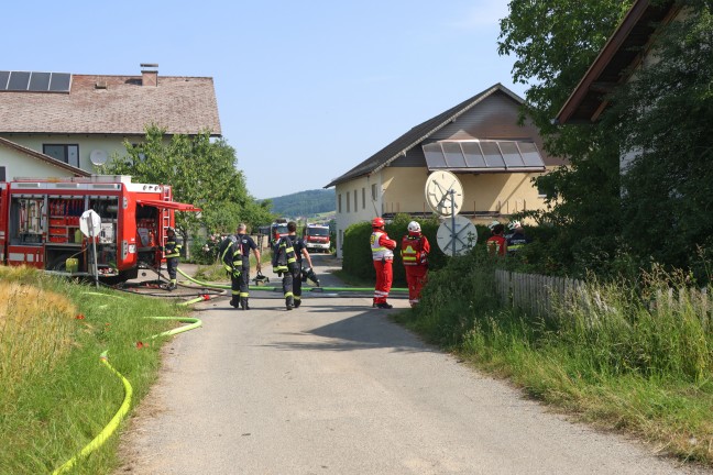 Groeinsatz bei Brand eines Nebengebudes auf einem Bauernhof in Puchkirchen am Trattberg
