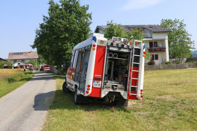 Groeinsatz bei Brand eines Nebengebudes auf einem Bauernhof in Puchkirchen am Trattberg