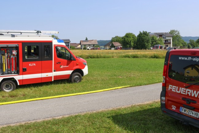 Groeinsatz bei Brand eines Nebengebudes auf einem Bauernhof in Puchkirchen am Trattberg